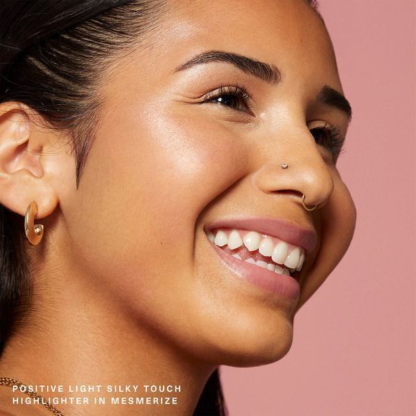 Хайлайтер Rare Beauty Positive Light Silky Touch Highlighter, оттенок Enlighten, 2.8 г 88a-i07 фото